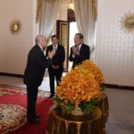 សម្តេចតេជោ ហ៊ុន សែន អញ្ជើញដង្ហែព្រះមហាក្សត្រយាងចូលបន្ទប់វះកាត់, ការវះកាត់រួចរាល់ ព្រះអង្គបានដឹងព្រះកាយវិញហើយ